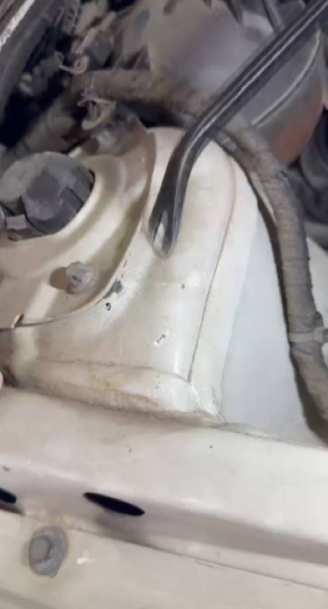 Konya'da ekspertizde şok gerçek ortaya çıktı!  Araç 11 farklı arabadan toplanmış, hava yastıkları silikonlu 4